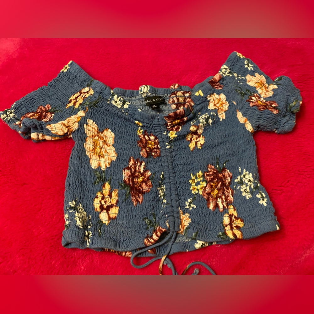 Kendal + Kylie cropped top size medium